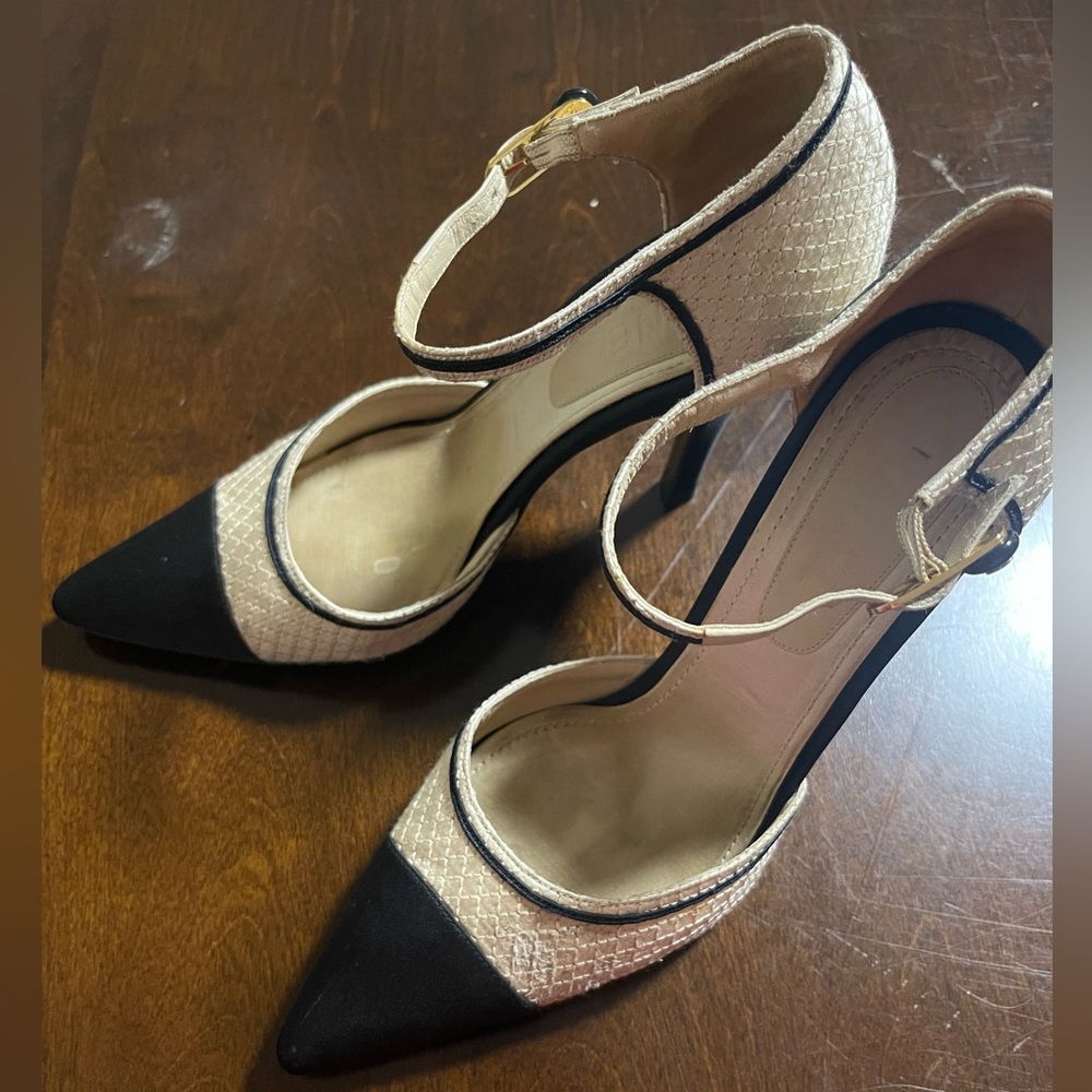 CHANEL Size 9 EU 40 Black & Beige Quilted Silk Pointed Toe Cap Mary Jane Pumps